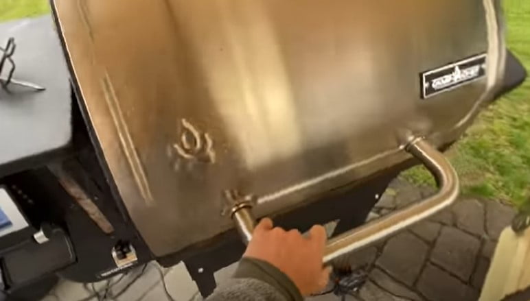 How to use pellet smokers-seal the lid